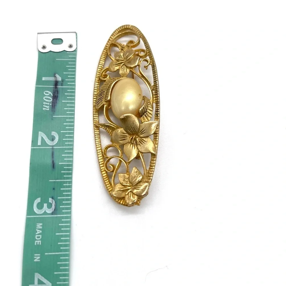 Vintage Brooch Flower and Faux Pearl Accent